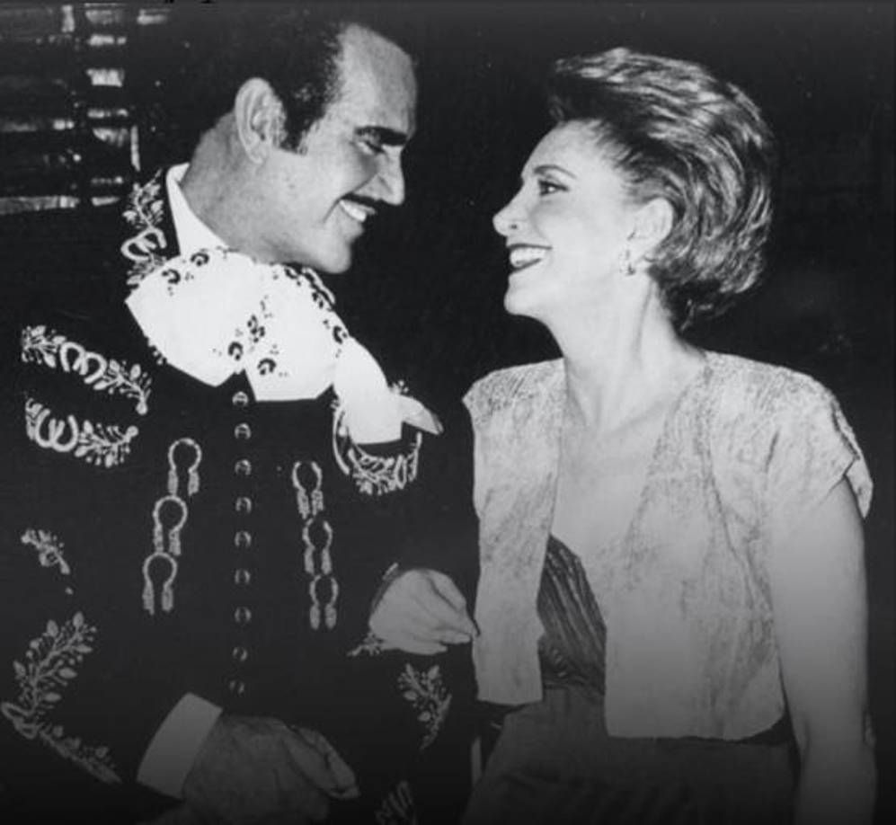 El intérprete y también productor nacido en Huentitán El Alto, Jalisco, tuvo trayectoria de más de cuatro décadas en la música, pero también en el cine al participar en más de 25 filmes como La Ley del Monte, Por tu Maldito Amor y El Arracadas.