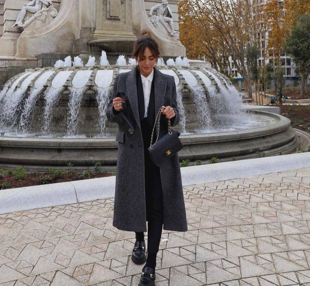 La revista detalla que, pese a que la joven vive en Sevilla, la nueva pareja de Iker acostumbra a verse con el exportero en Madrid, lugar de residencia del exfutbolista.