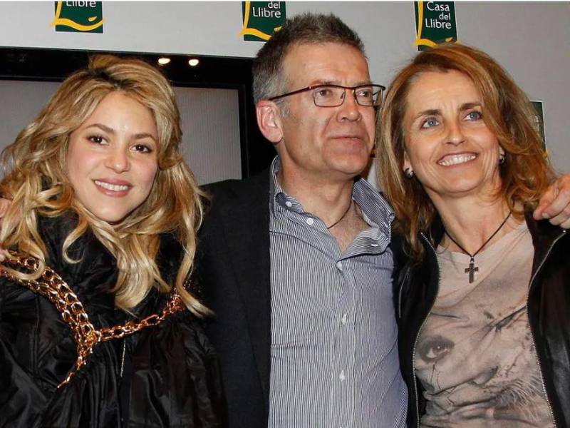 Shakira y sus exsuegros, Joan Piqué y Monsterrat Bernabeu, en una foto de archivo.