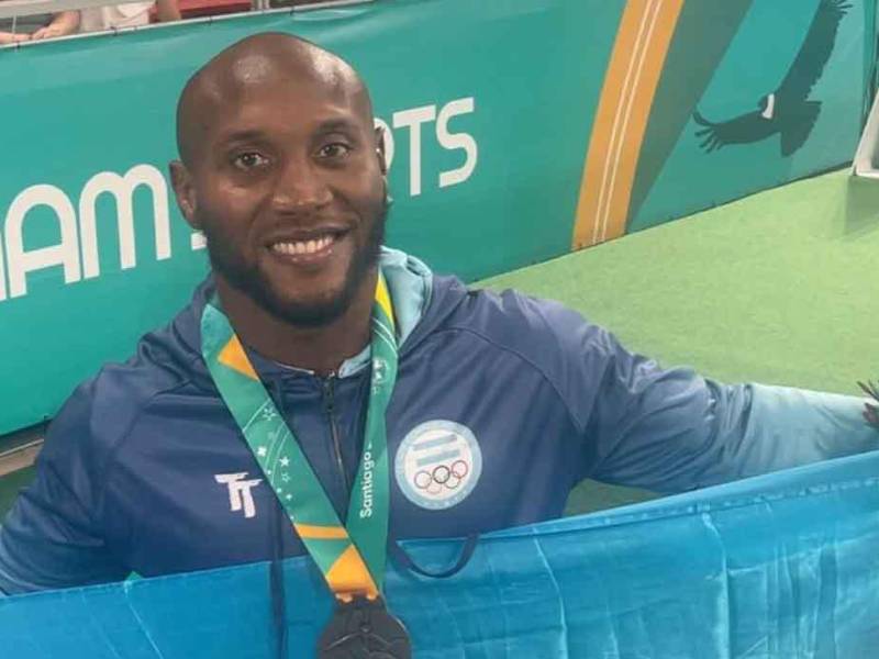 Kevin Mejía con la presea de bronce y la bandera de Honduras en los Juegos Panamericanos 2023.