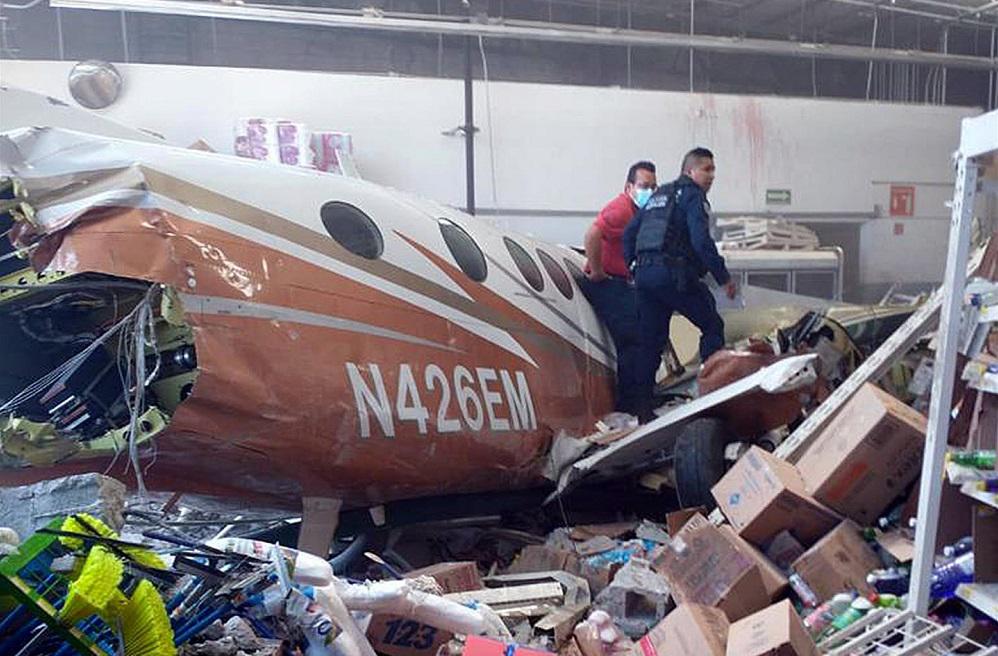 Una avioneta se estrella contra supermercado en México y deja dos muertos