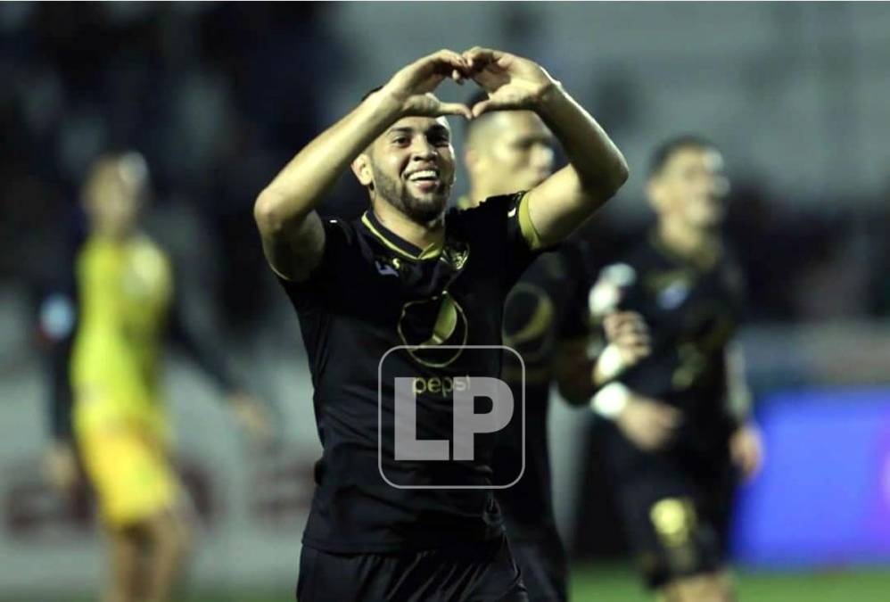 Josué Villafranca celebrando el autogol de Júnior García.