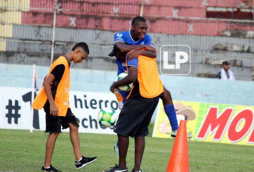 Los jugadores del Victoria celebrando la clasificación al repechaje del Torneo Apertura 2022.