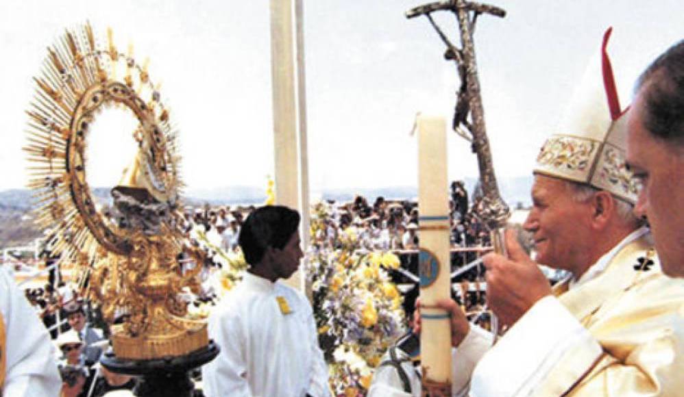 Una inspiradora historia de amor tuvo lugar durante este acontecimiento. Ángel Ortega, laico comprometido en San Pedro Sula, recuerda con mucha frescura la llegada de Juan Pablo II a Honduras. “En 1983, mi novia, la que ahora es mi esposa Ligia y yo, estuvimos en el coro de la misa celebrada por el papa Juan Pablo II en Tegucigalpa, el 8 de marzo de 1983. Nos preparamos por tres meses, estuvimos a dos metros del papa, el cual estaba rojito del calor”, contó a un medio nacional el hondureño.