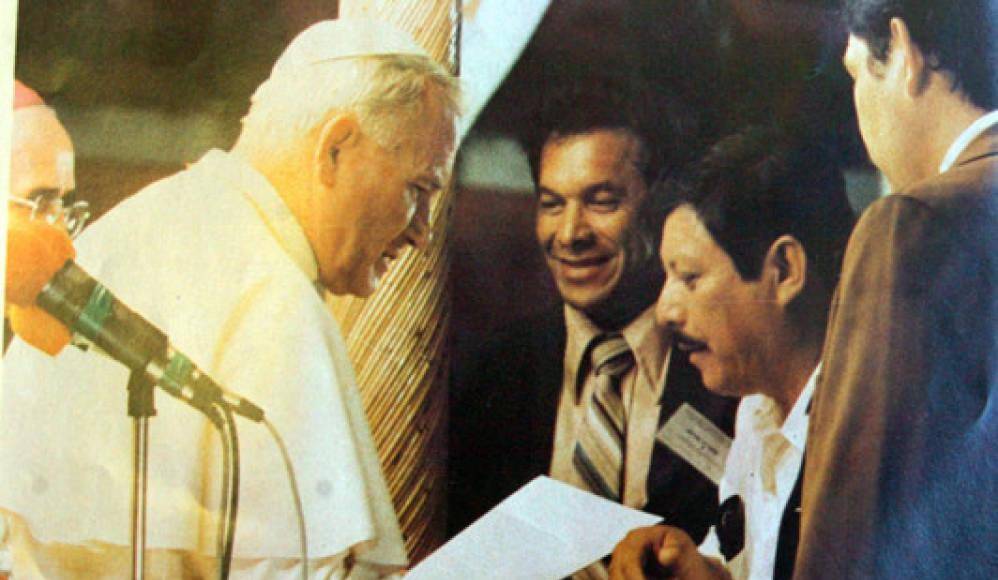 “Nos levantamos a las 5:00 a.m y nos fuimos a pie, hasta el estadio, allí tomamos un bus, que nos llevó hasta allá. Éramos unas 200 personas las del coro, pero mi novia y yo nos quedamos más cerca del Papa y yo nunca lo deje de ver en toda la Misa”, agregó Ángel. 