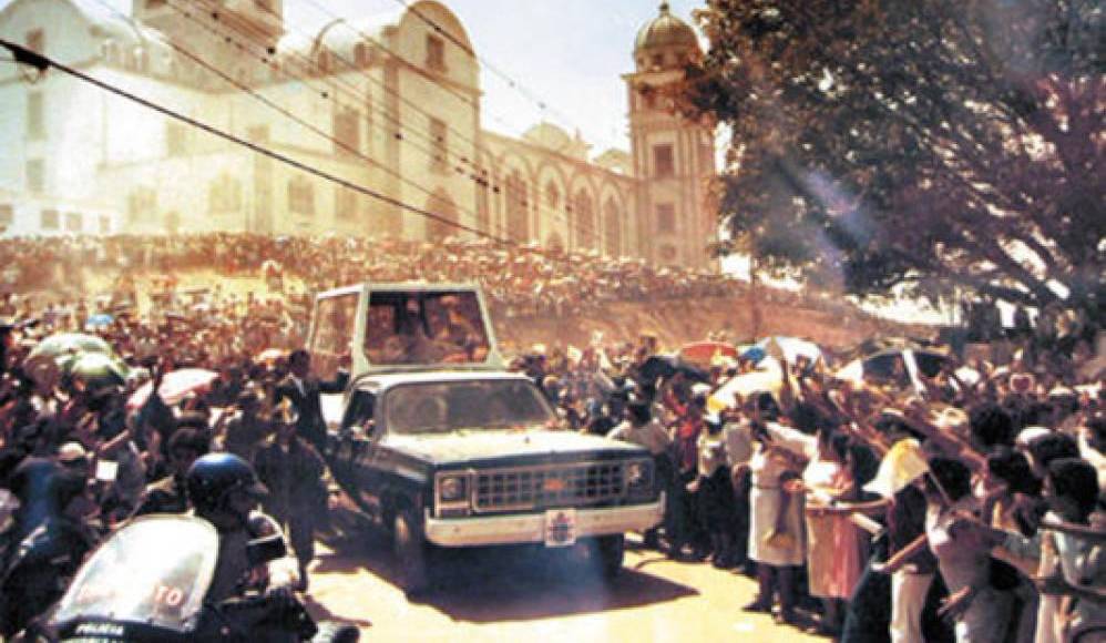 Miles de hondureños recibieron a Juan Pablo II con majestuosas alfombras de aserrín, arcos de flores y pancartas, el éxtasis se desbordó primero en Tegucigalpa y posteriormente en San Pedro Sula. 
