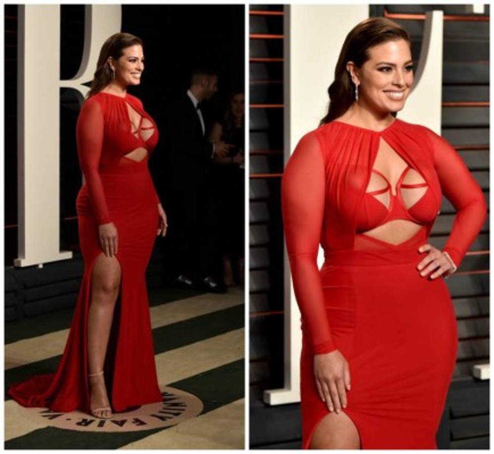 La modelo de tallas grandes Ashley Gramham en un vestido rojo.