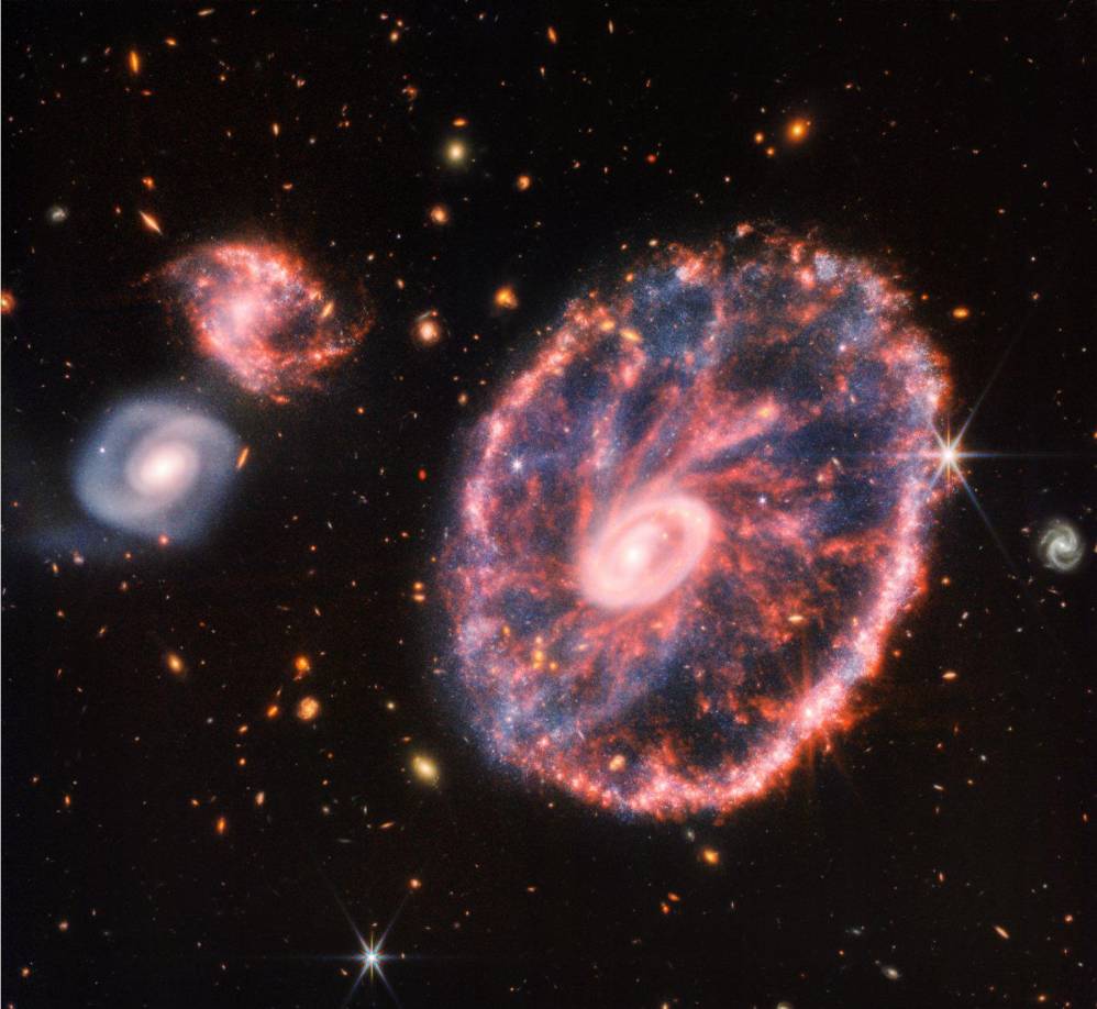 En el centro de la galaxia hay un anillo blanco más pequeño, mientras que el anillo exterior, con sus radios de color, se ha expandido en el universo durante unos 440 millones de años, añade el comunicado. A medida que el exterior se expande, choca con el gas, lo que provoca la formación de nuevas estrellas.