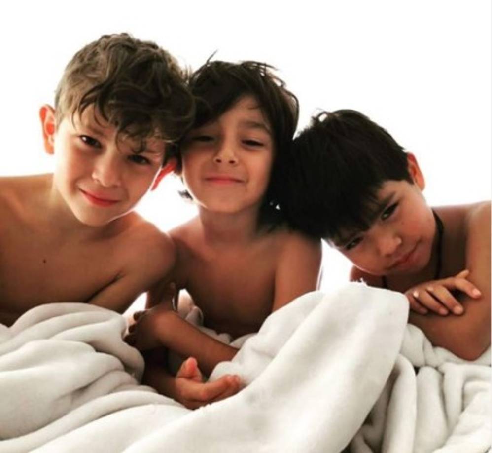 Y nuevamente volvió a abandonar al actor mexicano con todo y sus hijos. A pesar de todo, él le suplicó que regresara, ella accedió y tuvo al bebé.