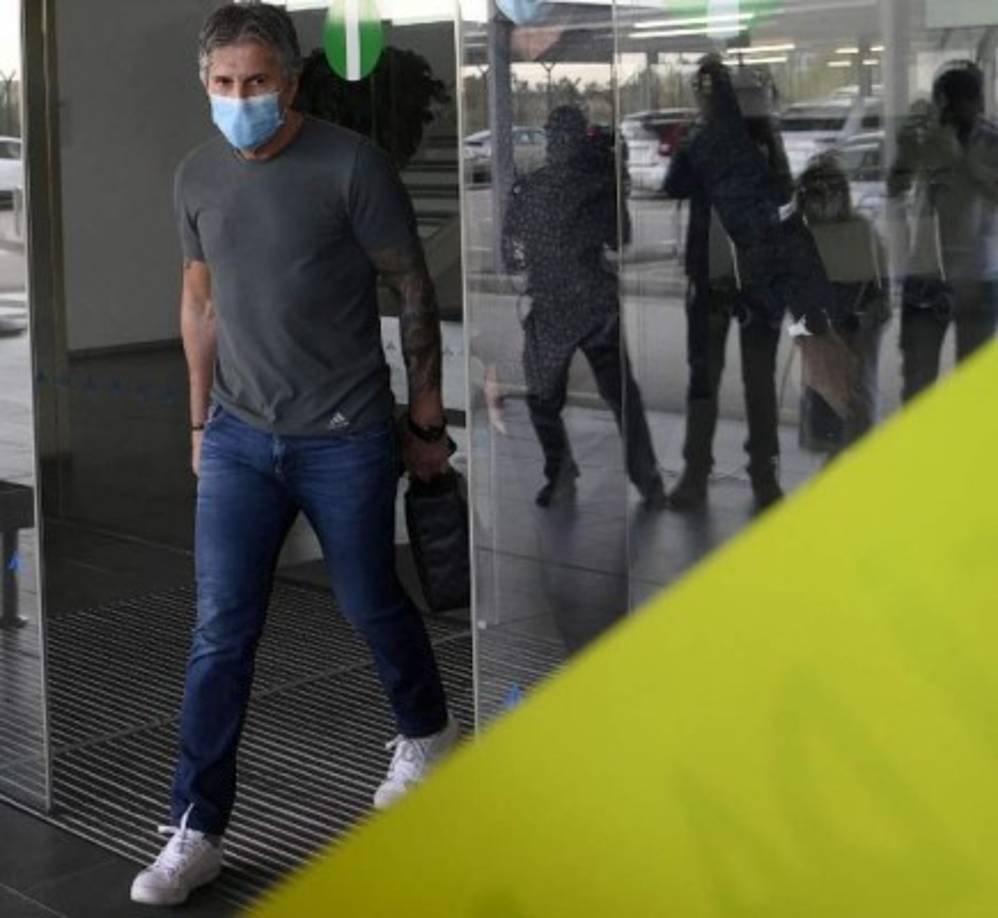 Momento en que Jorge Messi llegaba al aeropuerto de Barcelona en donde lo esperaban varios periodistas y de paso el papá del argentino se llevó una sorpresa...