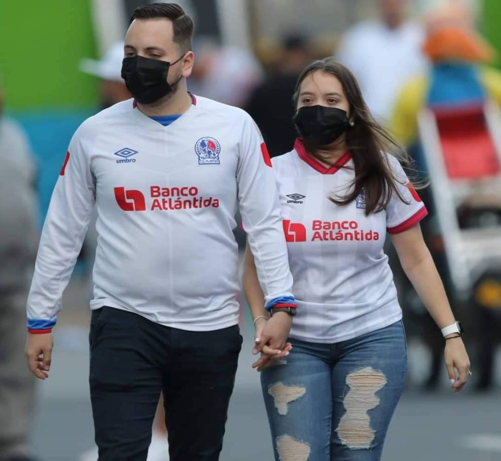 Desde muy temprano comenzaron a llegar los aficionados olimpistas al estadio Nacional Chelato Uclés.