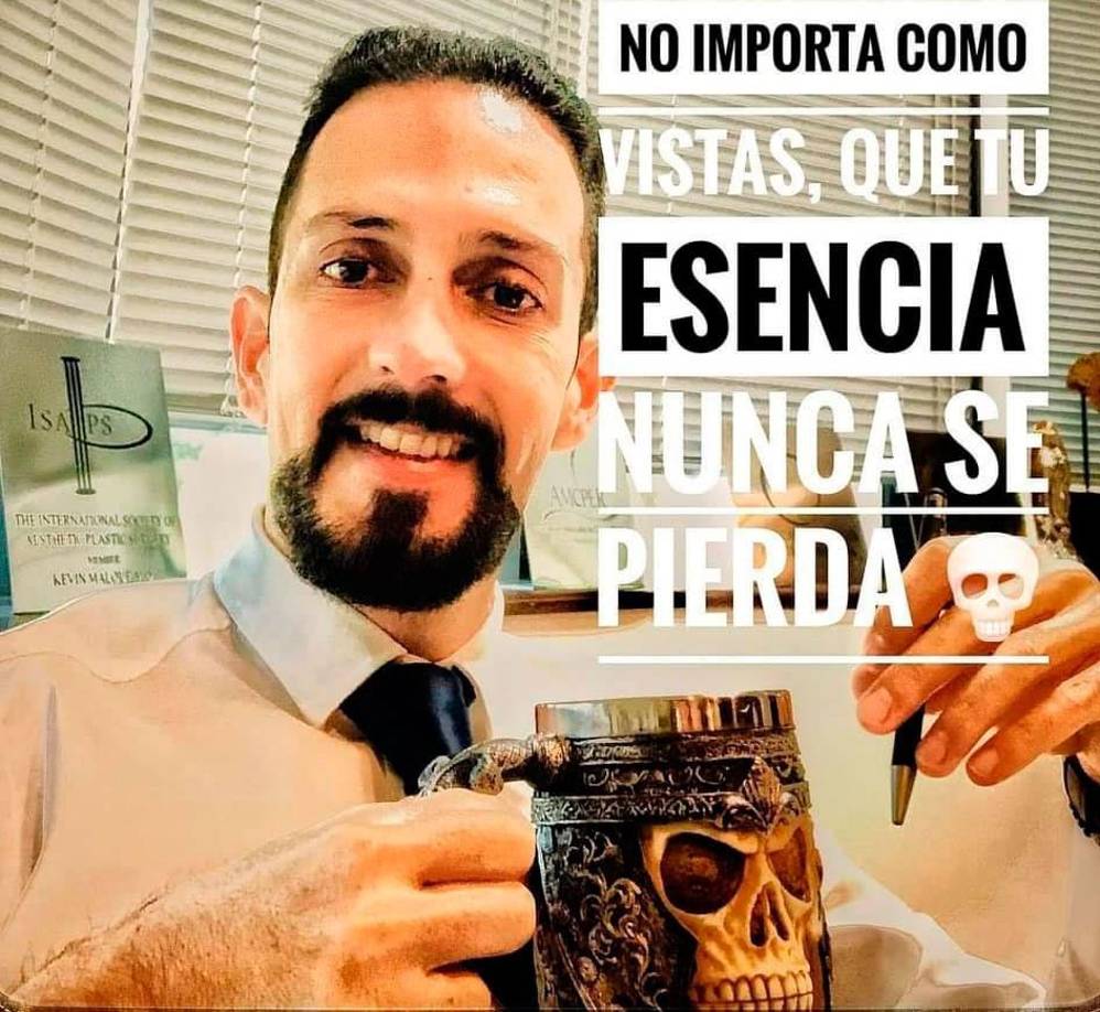 Bautizado ya como el “Dr. Muerte”, Kevin Malouf se ha convertido en tendencia en las redes sociales. Las fotos de él rindiendo tributo a la “Santa Muerte” han causado revuelo en las redes sociales.