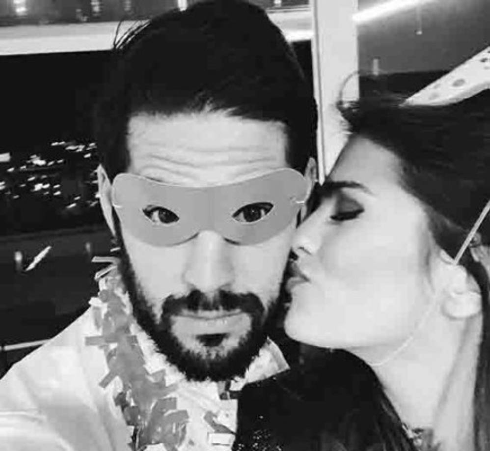 El mediocampista español Isco junto a su chica.