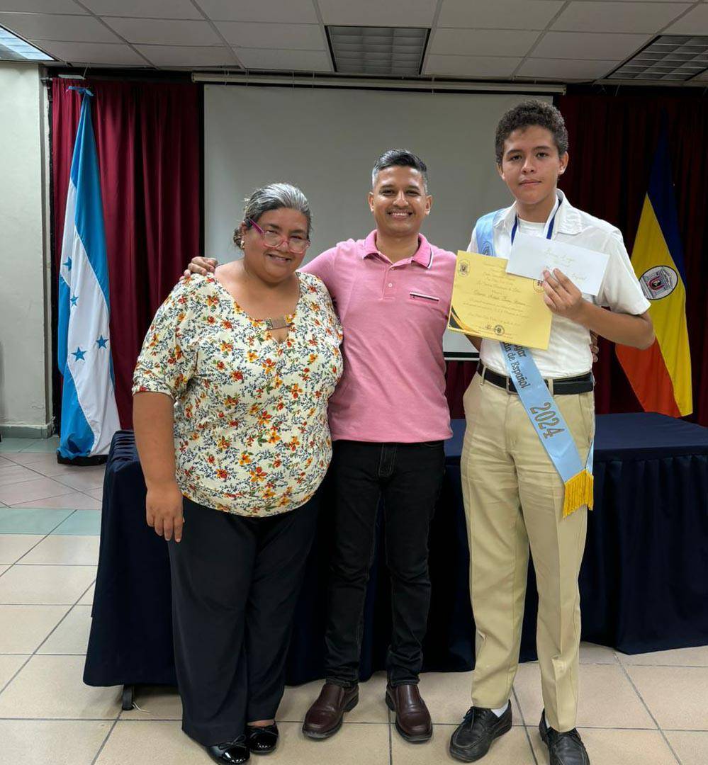 $!Thomas Abdiel Fúnez posa con Kevin Javier Hernández Aguiluz, profesor tutor que acompañó al alumno del JTR.