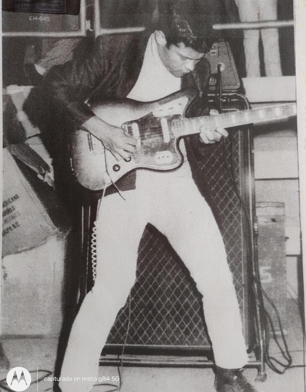 Eduardo “Guayo” Cedeño (primera guitarra) de Los Robbins