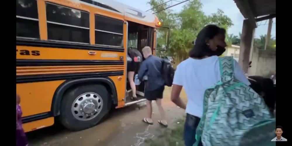 Los estudiantes subiendo al autobús.