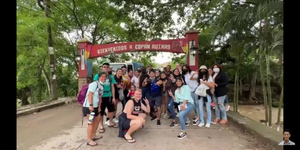 Al llegar a Copán Ruinas quisieron guardar el momento con una fotografía.