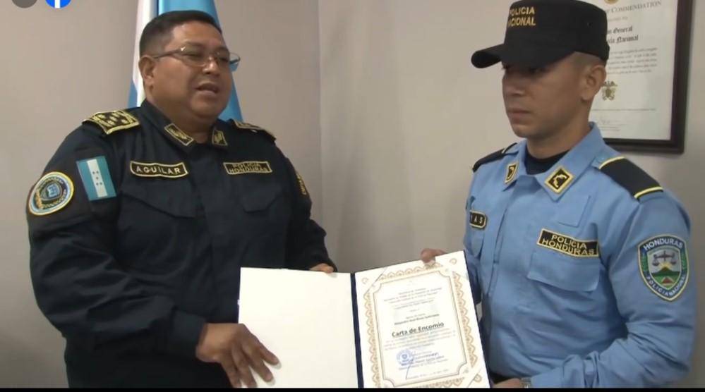 Alejandro dice que muchos de sus compañeros hacen lo mismo que él solo fue captado por alguien que decidió grabar.