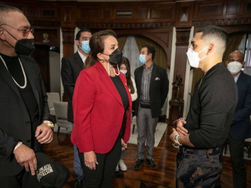Xiomara Castro recibió en Casa Presidencia al boxeador hondureño Teófimo López.