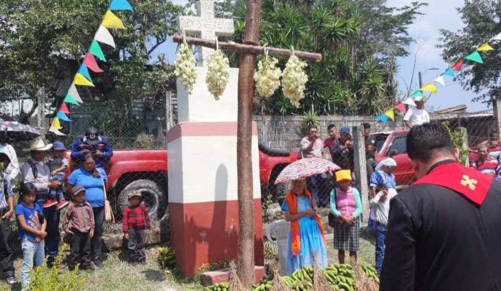 La Cruz adornada con flores de izote fue bendecida por el sacerdote en un acto solemne y que cada año se lleva a cabo en el mes de mayo.