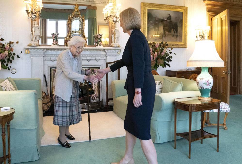 La salud de la Reina, que hace tiempo que experimentaba “problemas de movilidad”, ha empeorado desde que el martes recibió en Balmoral a Boris Johnson, quien le presentó su dimisión como primer ministro, y su sucesora, Liz Truss, a quien encomendó la formación de un Gobierno.