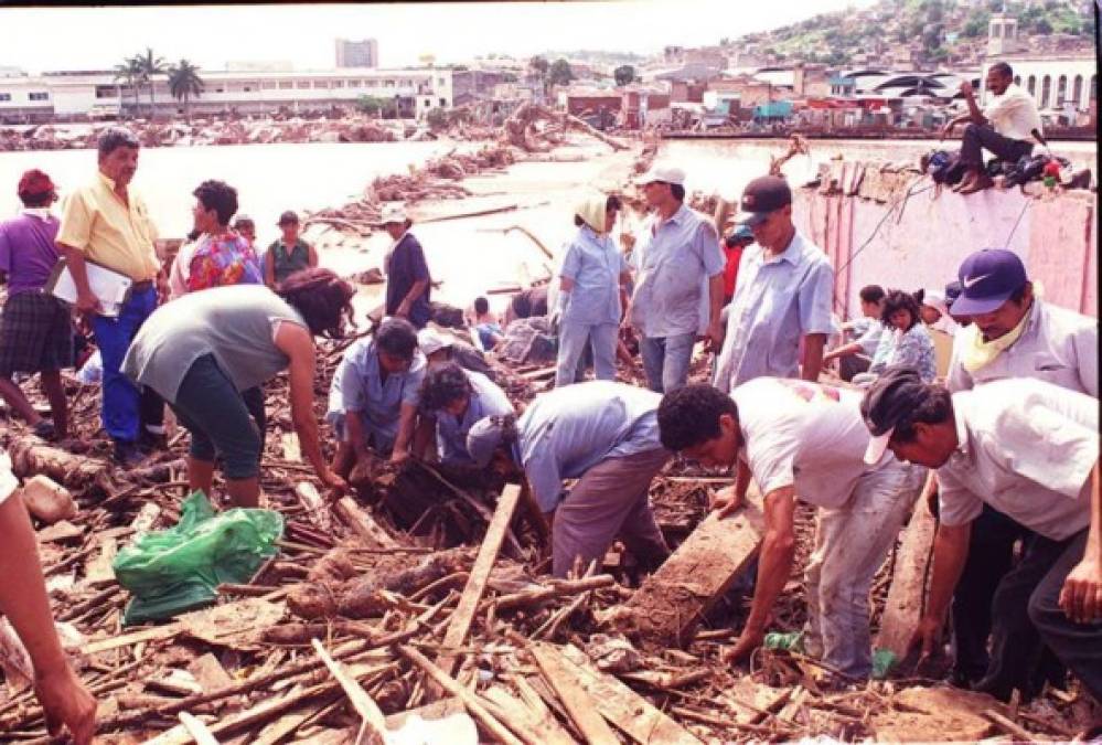 Muchos voluntarios trabajaron arduamente para ayudar a las víctimas. Países de Centroamérica, del Caribe y México se sumaron a las labores de rescate y reconstrucción.