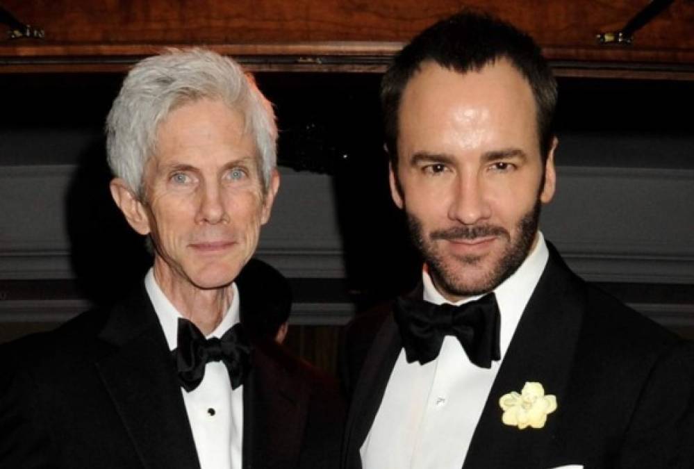 Tom Ford (d) y Richard Buckley - El diseñador de moda se casó con Buckley, un periodista de moda 14 años mayor que él, en 2014, después de encontrar lo que él describió como 'el amor a primera vista'. Sin embargo, Ford ha dicho que la monogamia no es realmente su modo de amar. 'Creo que la monogamia es artificial. No creo que sea algo que nos llegue naturalmente', dijo a la revista New York.