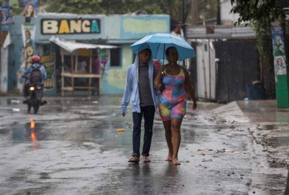 El miércoles las autoridades dominicanas ordenaron evacuaciones de carácter preventivo en zonas vulnerables, en especial en los barrios situados en la ribera de arroyos, ríos y cañadas.<br/>