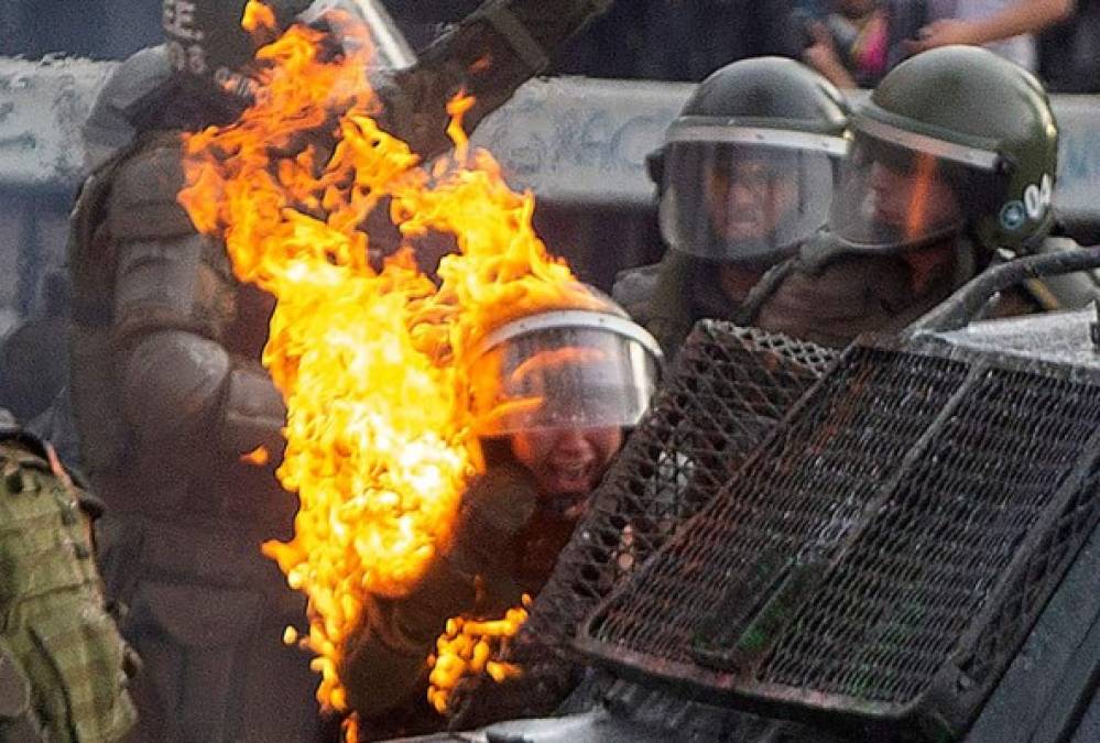 La tercera semana de masivas y violentas manifestaciones en Chile inició con graves enfrentamientos entre estudiantes y policías en una crisis social ante la cual el gobierno de Sebastián Piñera parece impotente.