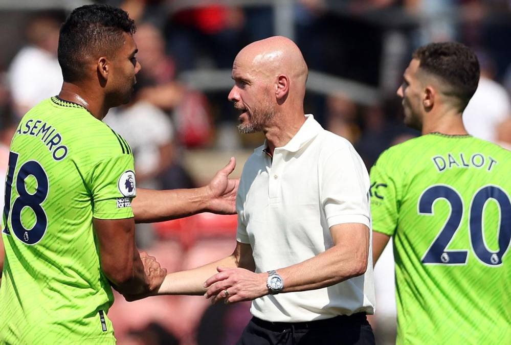 Erik Ten Hag felicitando a Casemiro tras el final del partido.