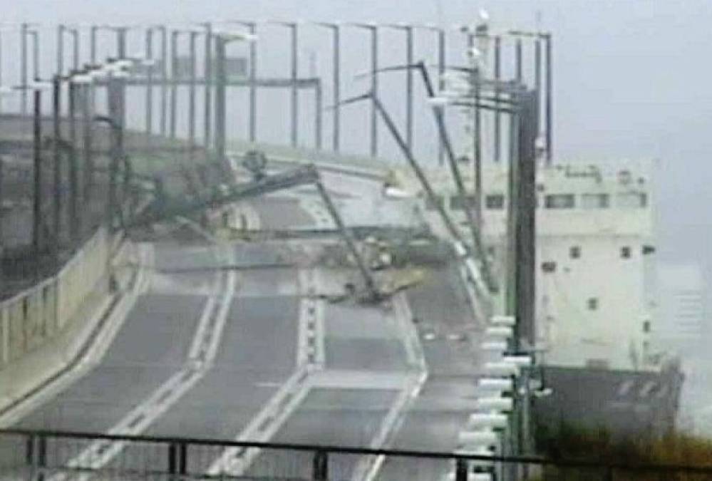 Más de 2,4 millones de hogares y edificios se quedaron sin electricidad tras el paso del tifón.