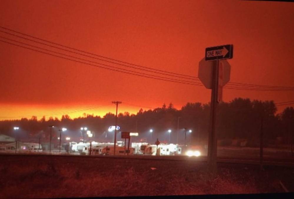 'En algunas áreas, la situación es tan difícil y peligrosa que incluso los bomberos están siendo evacuados', informó la gobernadora a los periodistas.