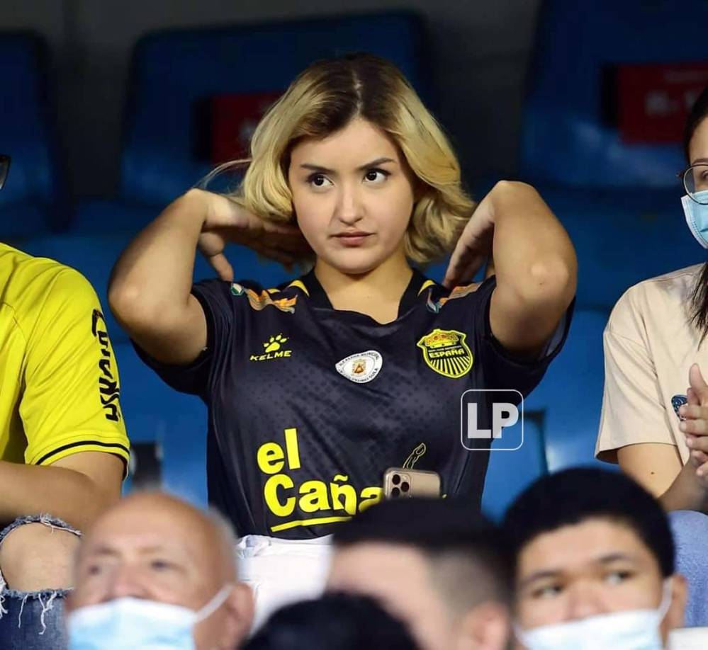 La guapa aficionada del Real España estuvo en el sector de silla del Morazán.