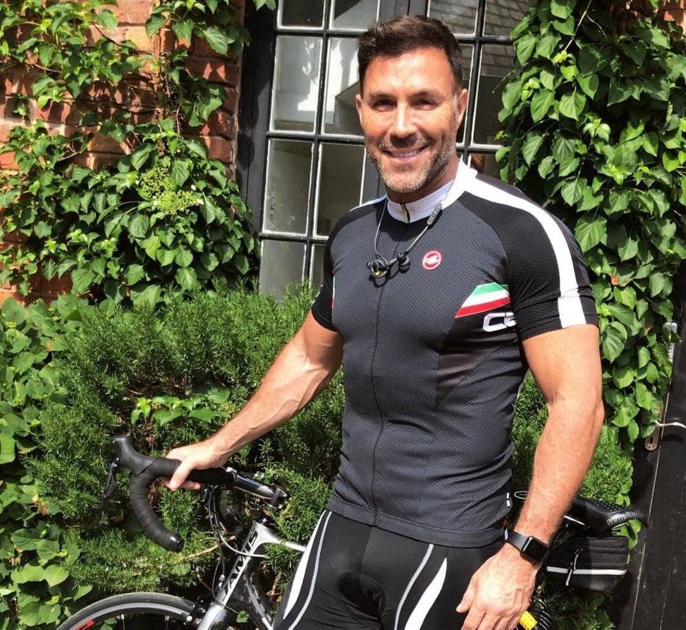 Ashley Ward es el papá de la hermosa chica que decidió casarse en secreto. Él es un exjugador que militó en clubes como Manchester City, Norwich City, Deryby Country, Blackburn Rovers, Sheffield United etc. 