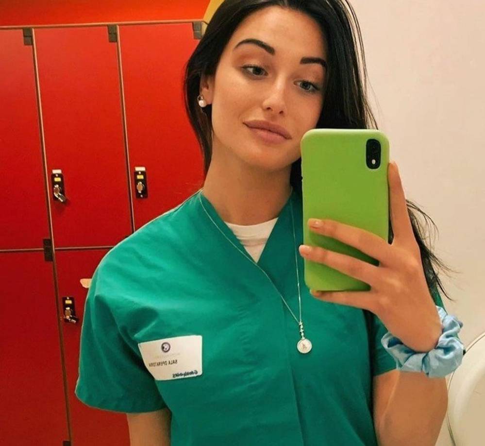 Anna combina sus días en el estudio de la Medicina y su trabajo como modelo, posando para distintas publicaciones locales como Vanity Fair.