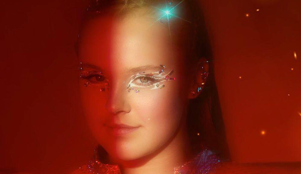 Su nuevo sencillo “Karma” fue lanzado el 5 de abril, con un video musical que marcó el inicio de su rebranding. Este cambio ha generado una respuesta mixta entre sus seguidores. Mientras algunos aplauden su evolución, otros expresan nostalgia por “la vieja Jojo” y critican su nueva imagen.