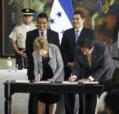 El convenio fue firmado por Labelle y Hernández Alcerro, ministro general.