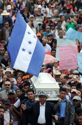 El féretro de Berta Cáceres enmedio de la gran multitud que le dice adiós a la gran líder ambientalista.