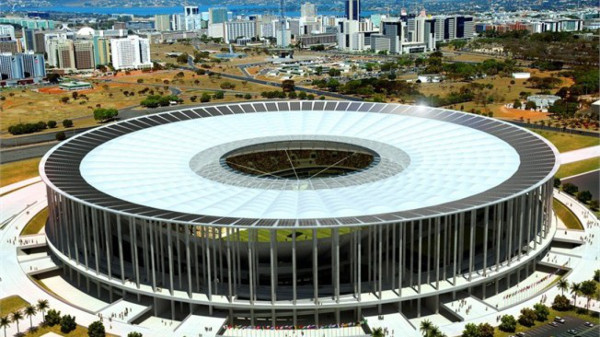Brasilia, Estadio Nacional. Capacidad: 68.009 espectadores. Será uno de los recintos más imponentes y el segundo más grande de la Copa Mundial de la FIFA Brasil 2014. Se construyó sobre el antiguo Estadio Nacional Mané Garrincha, prácticamente demolido. Acogerá siete encuentros de la Copa Mundial, incluido uno de cuartos de final.