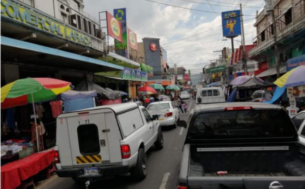 El apagón generó caos en el centro de San Pedro Sula por los semáforos apagados.