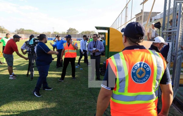 Autoridades de Copeco se hicieron presente en el estadio Carlos Miranda de Comayagua para realizar una inspección. Foto Ronald Aceituno