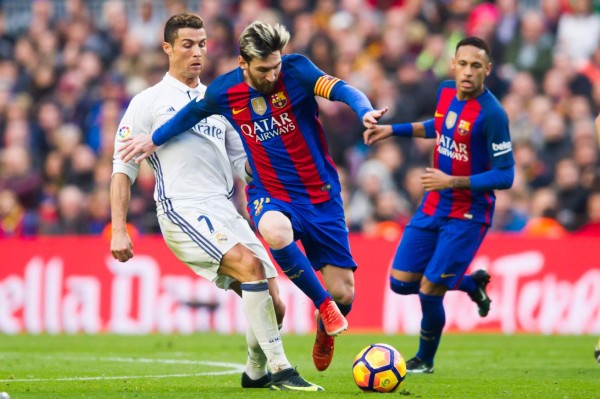 BARCELONA, SPAIN - DECEMBER 03: Lionel Messi of FC Barcelona conducts the ball next to Cristiano Ronaldo of Real Madrid CF during the La Liga match between FC Barcelona and Real Madrid CF at Camp Nou stadium on December 3, 2016 in Barcelona, Spain. (Photo by Alex Caparros/Getty Images)