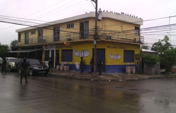 En el edificio del barrio Cabañas de San Pedro Sula operan varios negocios.