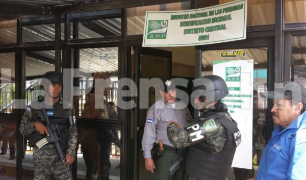 Elementos de la Policías Militar llegaron a las oficinas de emisión de identidades del RNP en el bulevar Centroamérica y las oficinas principales.