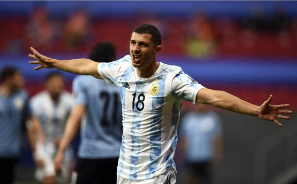 Guido Rodriguez celebrando su gol que puso a ganar a Argentina ante Uruguay. Foto AFP