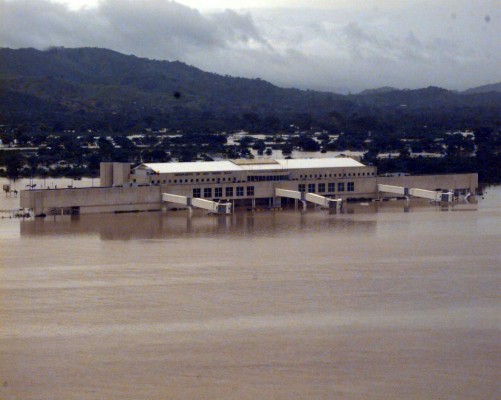 En Octubre de 1998, el huracÃÂ¡n Mitch azotÃÂ3 a Honduras.
