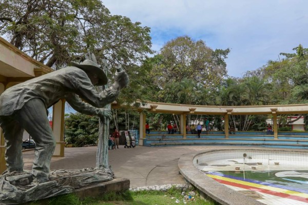 Parque Ramón Villeda Morales. Su bonito parque fue construido en 1999. En el redondel destaca la figura de un campesino cortando caña de azúcar.