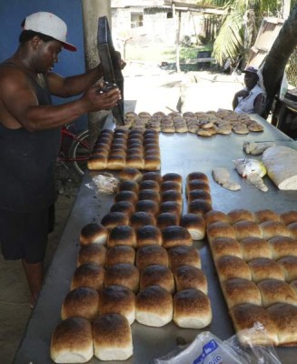 Pan de coco. No hay experiencia más deliciosa que comer pan de coco recién sacado del horno con leña, a la orilla de una playa hondureña. Son preparados por miembros de las comunidades garífunas.