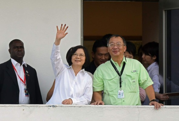 Taiwan President Tsai Ing-wen (C) waves to the press during her visit to the Miraflores section of the Panama Canal on June 25,2016 in Panama City. Panama will officially open its canal on Sunday to far bigger cargo ships after nearly a decade of expansion work aimed at boosting transit revenues and global trade. On Sunday, a VIP ceremony will be held on the banks of the canal to inaugurate the completion of the works. / AFP PHOTO / JOHAN ORDONEZ