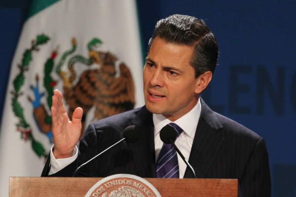 31107023.- México, DF.- El presidente Enrique Peña Nieto encabezó la inauguración del México Summit 2013 : 'El próximo capítulo', donde refirió que el mapa energético está cambiando y que de no convertirnos en un país que explote sus recursos, México perderá competitividad y las inversiones productivas tendrían el riesgo de irse a otra parte.NOTIMEX/FOTO/GUSTAVO DURÁN/FRE/POL/